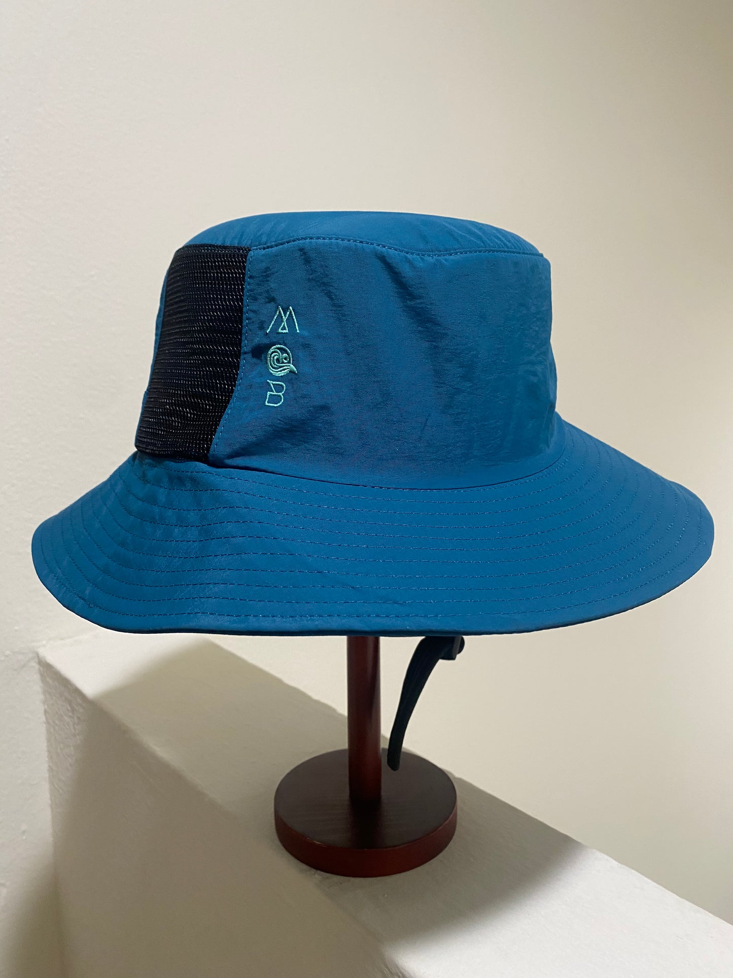 blue hat